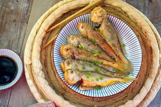 出锅滤干油份后撒入葱花