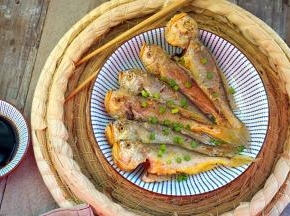 出锅滤干油份后撒入葱花