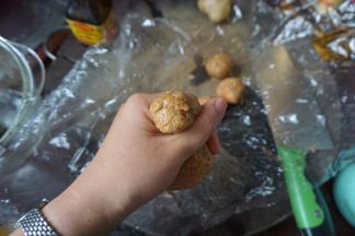 再利用虎口处挤出肉丸子