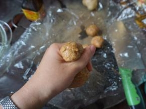 再利用虎口处挤出肉丸子