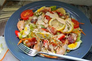 淋入海鲜沙拉汁