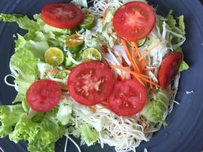 然后将蔬菜倒入面条中搅拌均匀