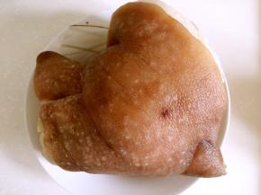 猪肘捞出洗净沥干水分