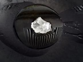 锅内放油烧热，放入冰糖