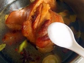 添清水没过猪肘，放盐调味