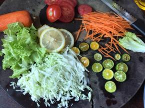 包菜切丝，生菜撕小块