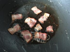 锅里放入黄油煎香培根