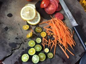 胡萝卜抽细丝，青桔、柠檬和番茄切片
