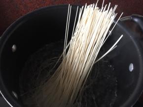 锅里煮开水后放入福临门鸡蛋面煮熟