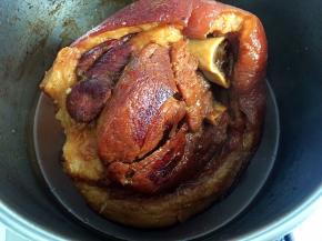 大火烧开转中火煮约40分钟，用筷子扎透即熟，收浓汤汁