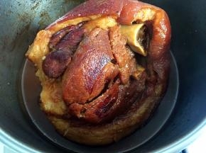 大火烧开转中火煮约40分钟，用筷子扎透即熟，收浓汤汁