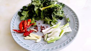 香菜洗净切段，大葱切丝，姜切丝，辣椒切段，花椒粒。