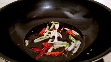 锅中放油烧热，放入花椒粒，姜丝，辣椒，葱炝锅出味。