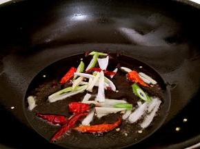 锅中放油烧热，放入花椒粒，姜丝，辣椒，葱炝锅出味。