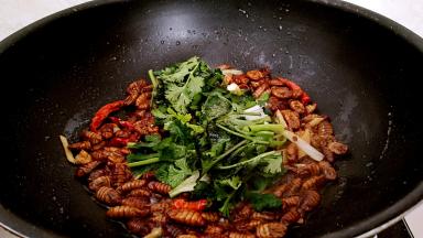 放入香菜，煸炒几下。