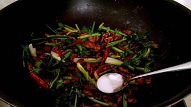 香菜变软，调入盐。