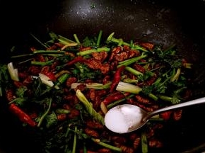 香菜变软，调入盐。