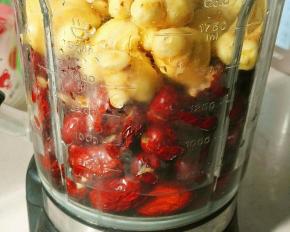 红枣跟生姜放破壁机里，加适量的水，启动沙冰功能