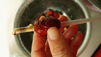 红枣去核，用吸管去核又快又省事，我用的是特仑苏纯牛奶的吸管