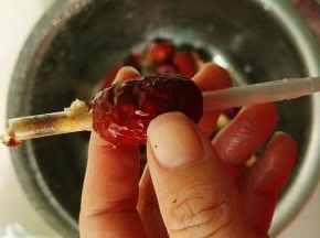 红枣去核，用吸管去核又快又省事，我用的是特仑苏纯牛奶的吸管