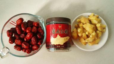 准备好姜枣膏必备食材，生姜洗干净去皮