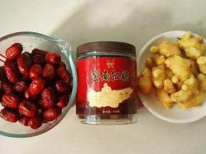 准备好姜枣膏必备食材，生姜洗干净去皮