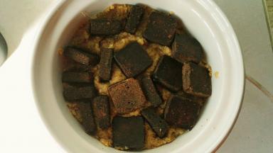 放一层红枣生姜泥在炖锅中，再在上面摆一层红糖，再放一层红枣生姜泥，再加一层红糖，直到所有材料放完，启动炖锅的炖煮功能熬姜枣膏