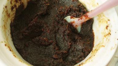 熬到红糖融化后，翻动一下姜枣泥，一个怕糊锅，二呢让所有的姜枣吸收红糖，熬到粘稠状就可以了