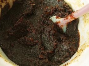 熬到红糖融化后，翻动一下姜枣泥，一个怕糊锅，二呢让所有的姜枣吸收红糖，熬到粘稠状就可以了