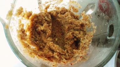 将红枣跟生姜打成碎泥状，我没有打很细，还有小颗粒状，喜欢细腻的可以多打几次