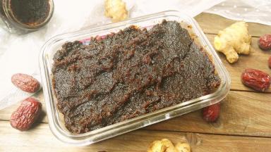 熬好的姜枣膏，放凉后装到无水无油的容器中，容器最好是玻璃的，放冰箱冷藏，每天早上舀两勺泡水喝