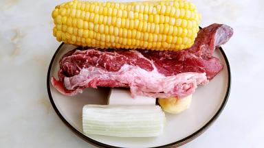 准备玉米，牛肉，大葱，姜。