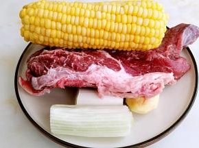 准备玉米，牛肉，大葱，姜。