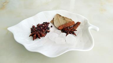 准备花椒粒，八角，香叶，桂皮，冰糖。