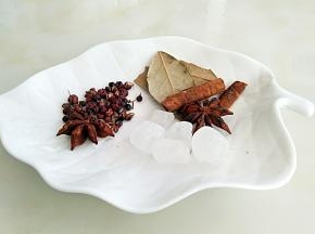 准备花椒粒，八角，香叶，桂皮，冰糖。