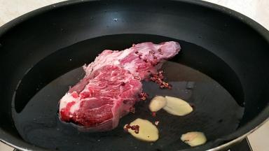 锅中注凉水，放入牛肉，姜片适量，花椒粒适量大火烧开。
