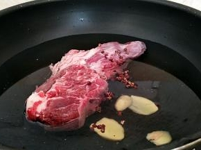 锅中注凉水，放入牛肉，姜片适量，花椒粒适量大火烧开。