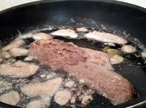 牛肉焯水的时候不用加盖。