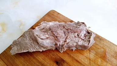 取出牛肉，彻底洗净血沫。