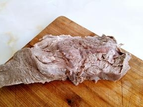 取出牛肉，彻底洗净血沫。