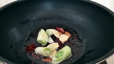 锅中放油烧热放入葱，姜，花椒粒，香叶，桂皮，八角小火煸炒出味。