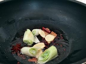 锅中放油烧热放入葱，姜，花椒粒，香叶，桂皮，八角小火煸炒出味。