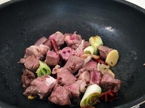 放入牛肉煸炒几下，炒掉多余的水分。