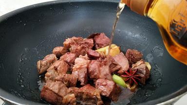 淋入料酒，在翻炒几下。