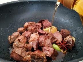 淋入料酒，在翻炒几下。