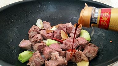 淋入生抽，小火翻炒几下。