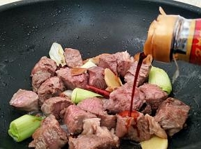 淋入生抽，小火翻炒几下。
