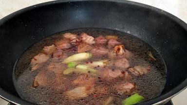 倒入热水适量。