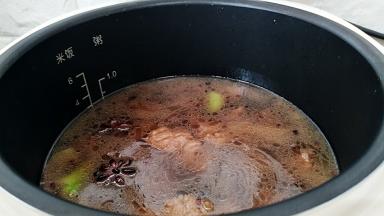 所有的食材直接转入电饭煲内。