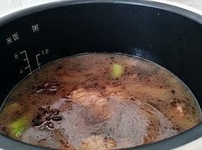 所有的食材直接转入电饭煲内。